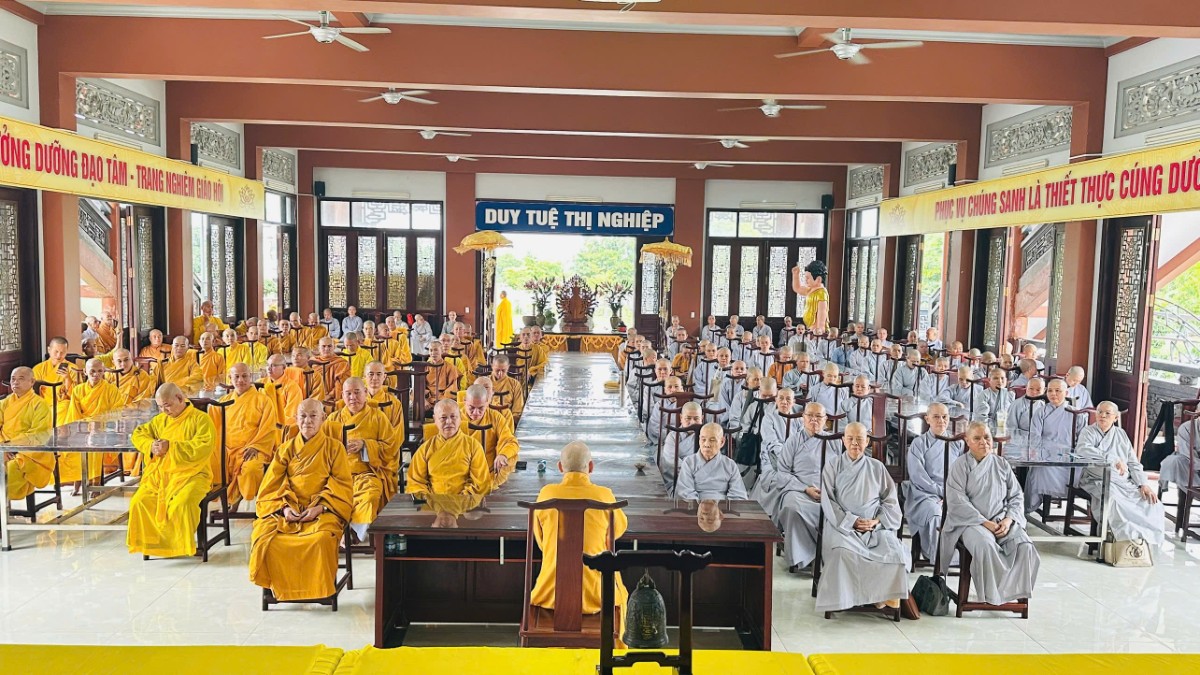 Đồng Nai: Hơn 200 Tăng Ni khu vực Bắc Đồng Nai vân tập sinh hoạt Tăng sự và Bố tát định kỳ
