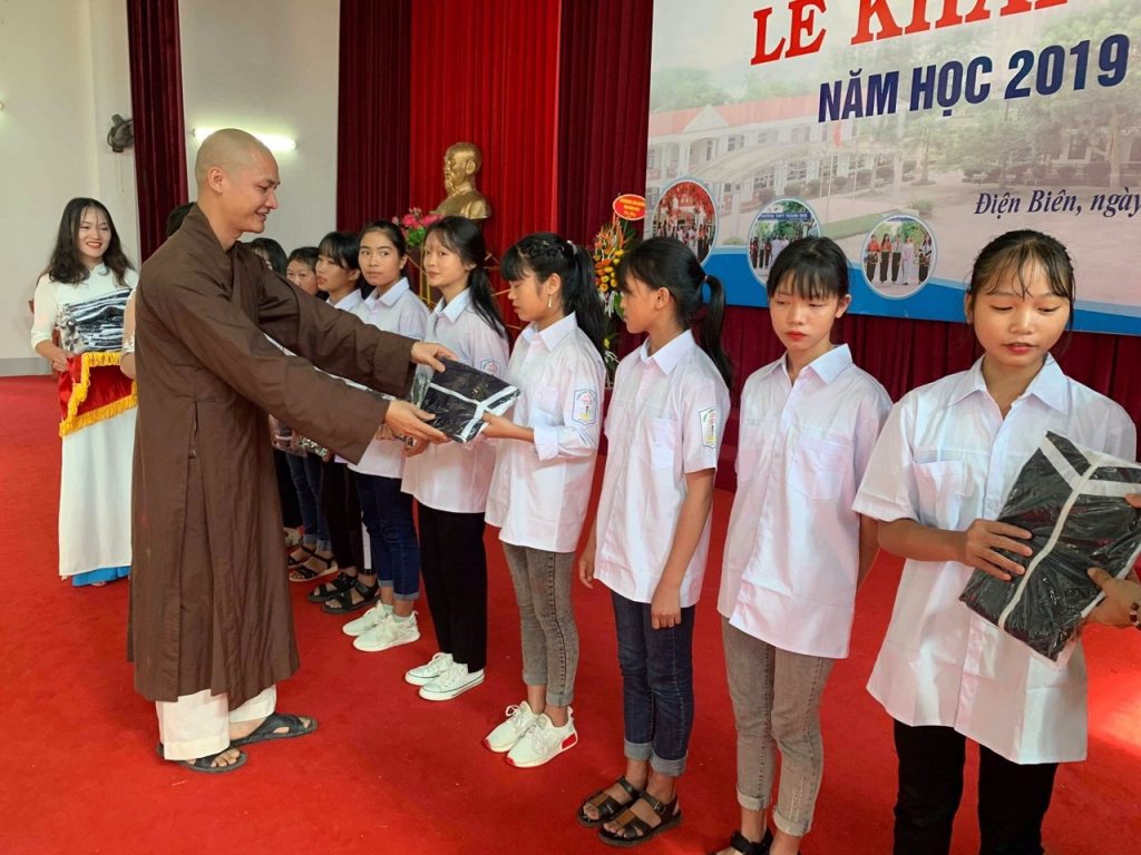 Điện Biên: Chùa Linh Quang trao quà cho học sinh nhân dịp năm học mới
