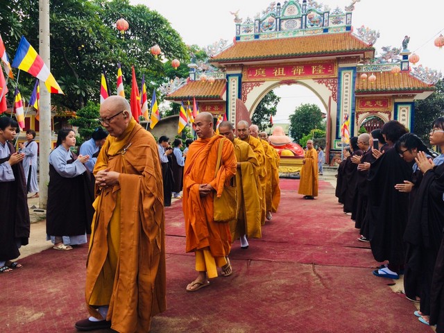 Đồng Nai: Ban Trị Sự PG TP. Biên Hòa thăm hỏi và cúng dường các điểm hạ trường trong TP. Biên Hòa.