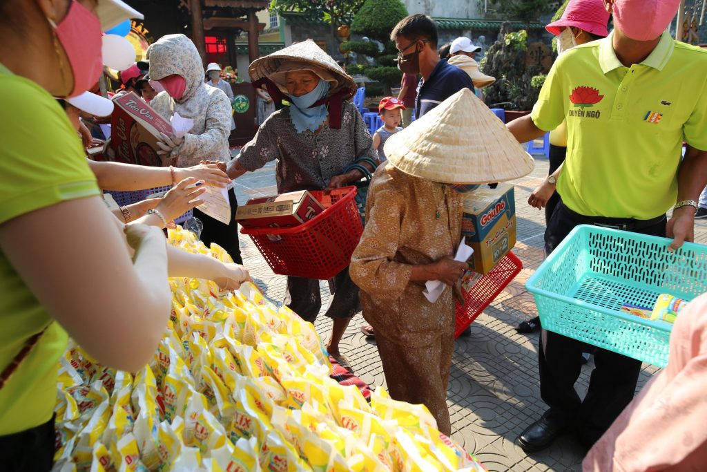 Kon Tum: Gian hàng 0 đồng với chủ đề “chia sẻ yêu thương” tại chùa Huệ Hương
