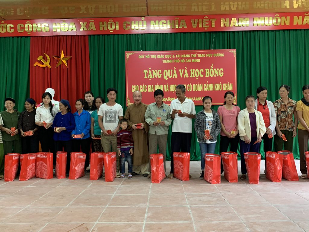 Cao Bằng: Tặng quà, cấp học bổng cho bà con và học sinh nghèo dân tộc thiểu số tại huyện Trùng Khánh
