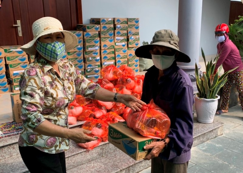 Quảng Nam: Chùa Phước Minh trao tặng 100 suất quà cho người khó khăn chống dịch
