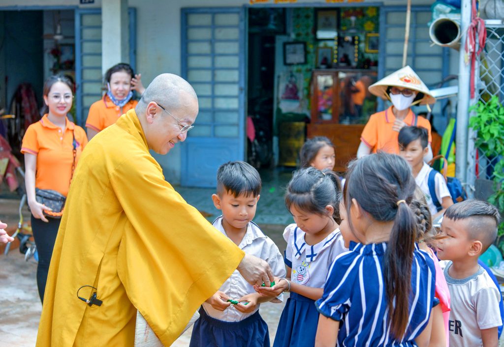 Tây Ninh: Quỹ Đạo Phật Ngày Nay tặng quà đến 200 trẻ em và 183 hộ gia đình “Tổ ấm từ bi”
