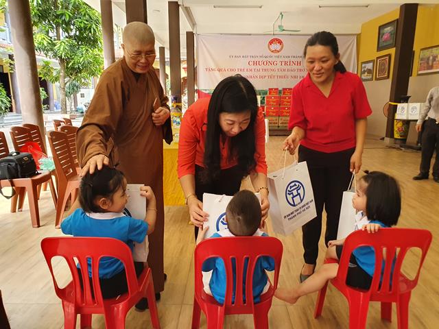 Hà Nội: Ủy ban MTTQVN thành phố tặng quà cho trẻ em tại cơ sở bảo trợ xã hội chùa Bồ Đề
