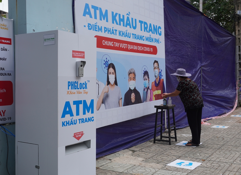 ATM khẩu trang miễn phí cho người nghèo ở Q.Tân Phú

