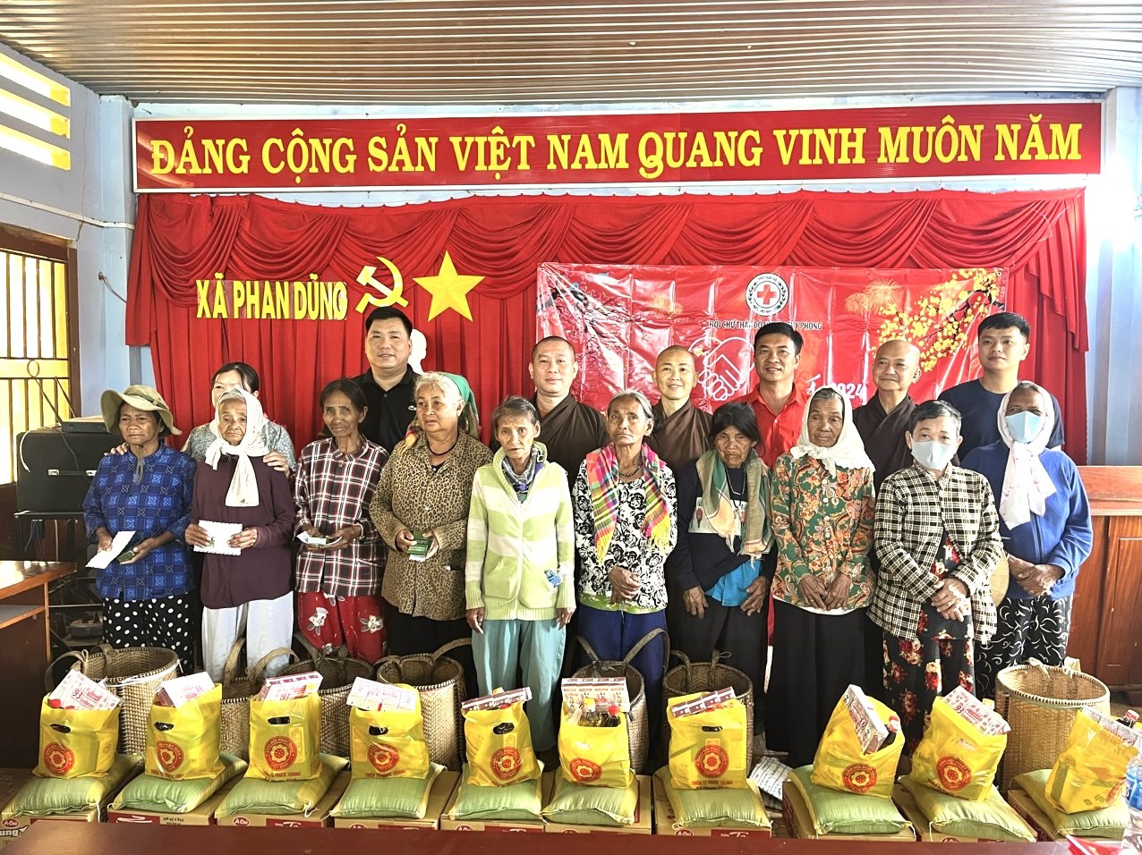Long Thành: Thiền tự Phước Quang thăm và tặng 338 phần quà Tết cho bà con khó khăn tại huyện Tuy Phong