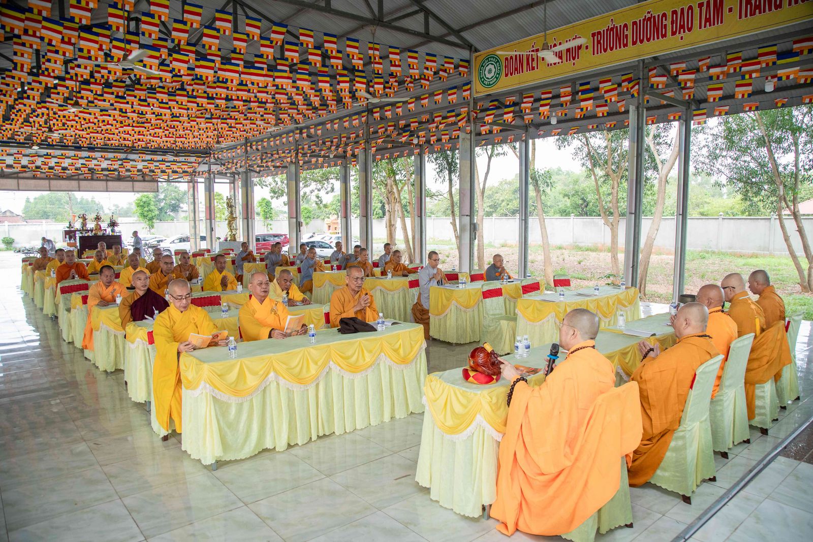 Xuân Lộc: Tăng Ni GHPGVN huyện Xuân Lộc Bố-tát, tụng giới