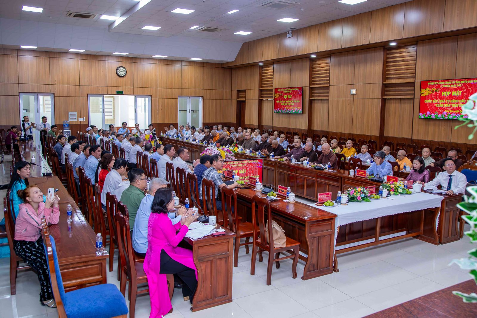 Xuân Lộc: Ban Trị sự và chư Tăng Ni huyện Xuân Lộc tham dự buổi họp mặt các chức sắc tôn giáo 