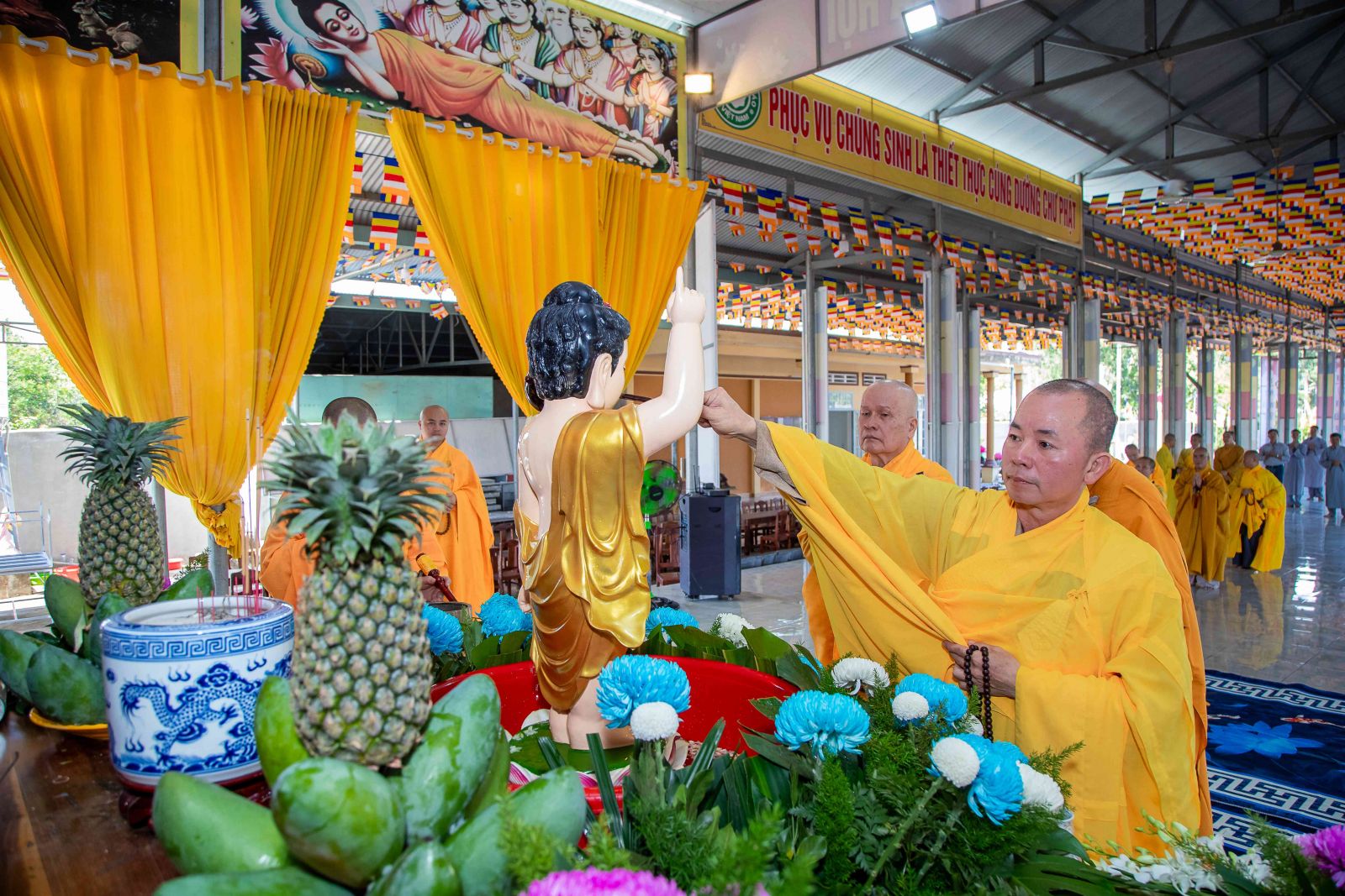 Xuân Lộc: Ban Trị sự GHPGVN huyện Xuân Lộc cử hành nghi thức khai kinh tắm Phật