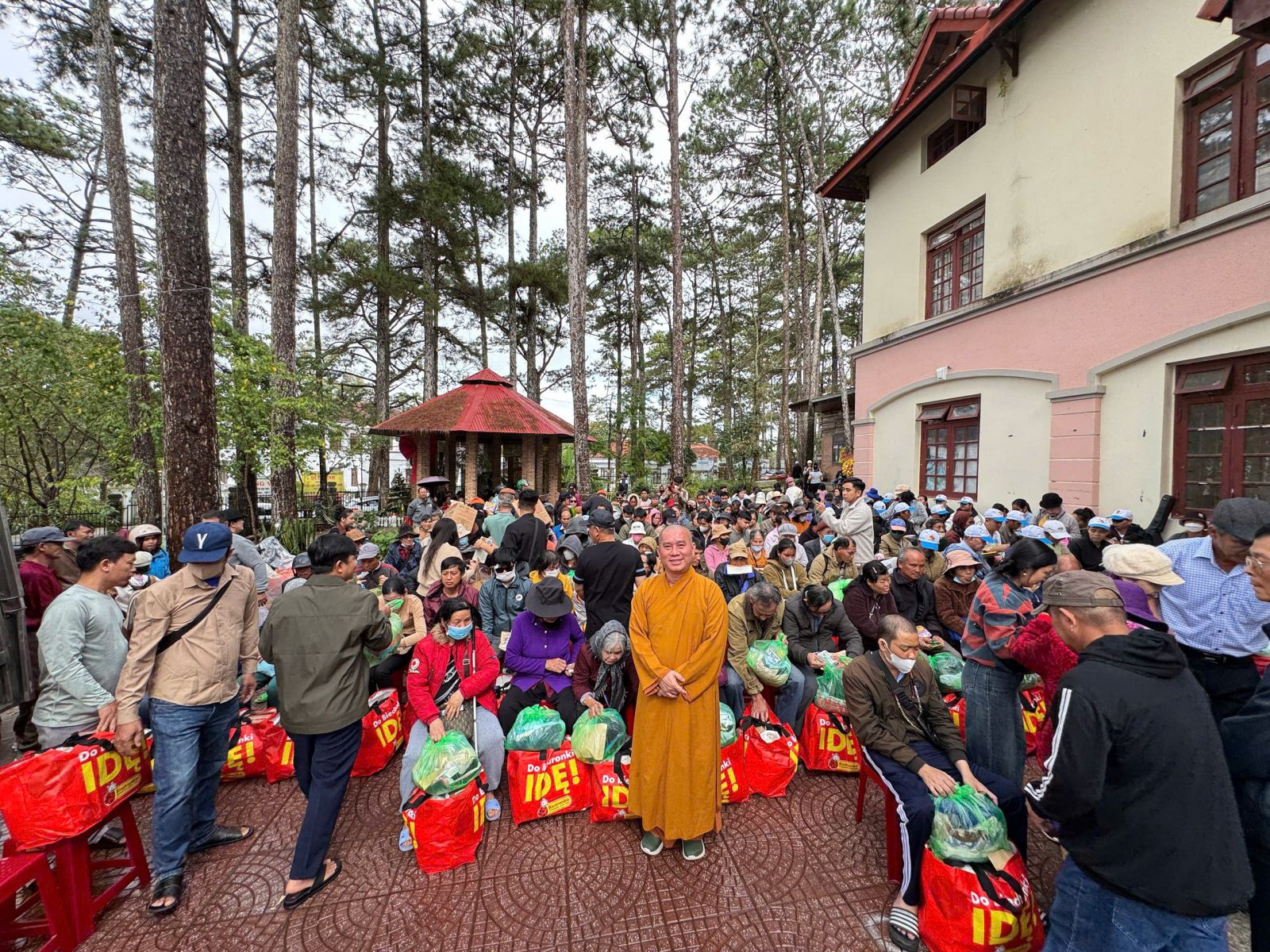 Lâm Đồng: Thiền tự Phước Quang – huyện Long Thành – Đồng Nai trao tặng 200 phần quà cho bà con Hội người mù tại Tp. Đà Lạt