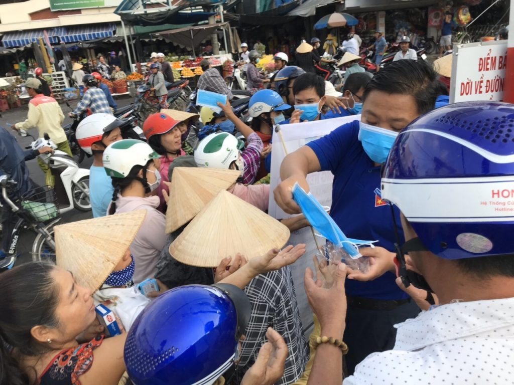 Tiền Giang: Chùa Dư Khánh kết hợp Đoàn Thanh niên thị xã Gò Công tuyên truyền phòng chống dịch bệnh Covid-19  đến người dân
