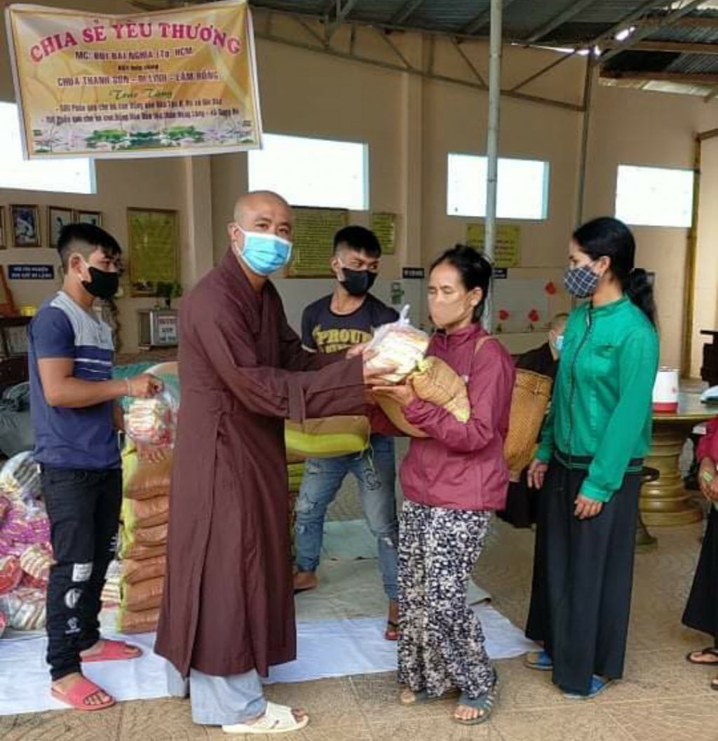 Lâm Đồng: Chùa Thanh Sơn kết hợp MC Bùi Đại Nghĩa trao quà đến đồng bào người dân tộc
