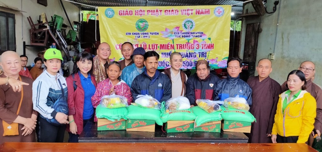 Quảng Nam: Trao tặng 150 phần quà cứu trợ bão lụt tại chùa Bình An
