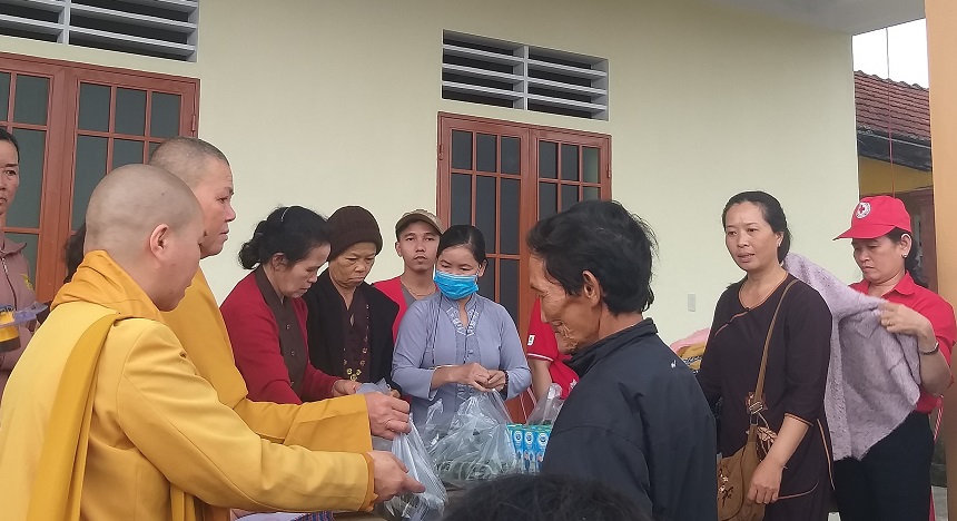 TT- Huế: Chư Ni các miền Tịnh xá huyện Đức Trọng tỉnh Lâm Đồng chung tay hỗ trợ bà con bị lũ lụt
