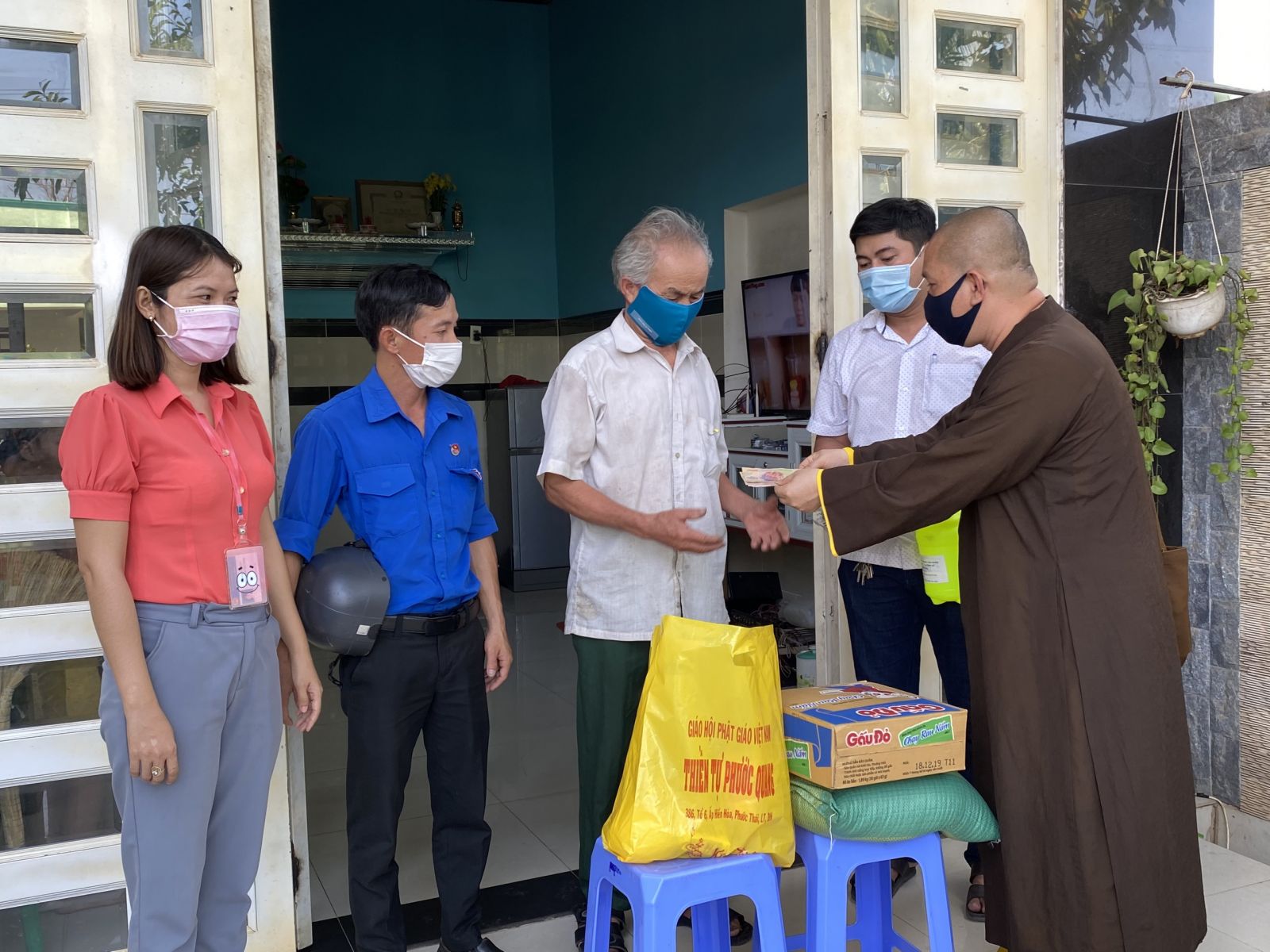 Long Thành: Thiền tự Phước Quang thăm và tặng quà các hộ gia đình có hoàn cảnh khó khăn
