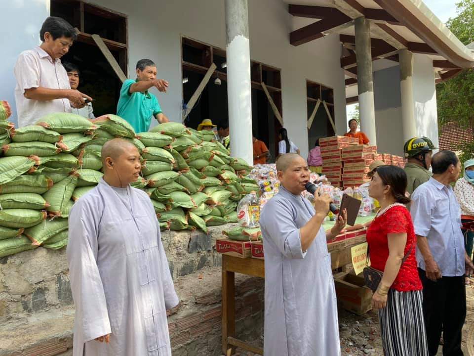 Phú Yên: Chùa Thanh Bình hỗ trợ bà con có hoàn cảnh khó khăn do dịch Covid-19
