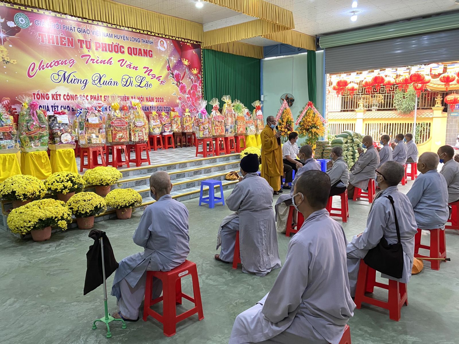 Long Thành: Cúng dường quà Tết cho chư tôn Đức Ni khu Ngoại viện Thường Chiếu nhân dịp Tết đến Xuân về