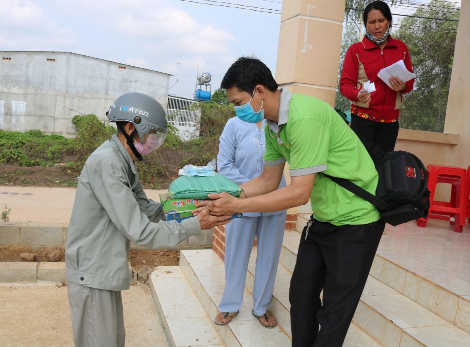 Vĩnh Cửu: Chùa Viên Giác tặng quà bà con nghèo tại huyện Vĩnh Cửu, tỉnh Đồng Nai trong mùa dịch bệnh