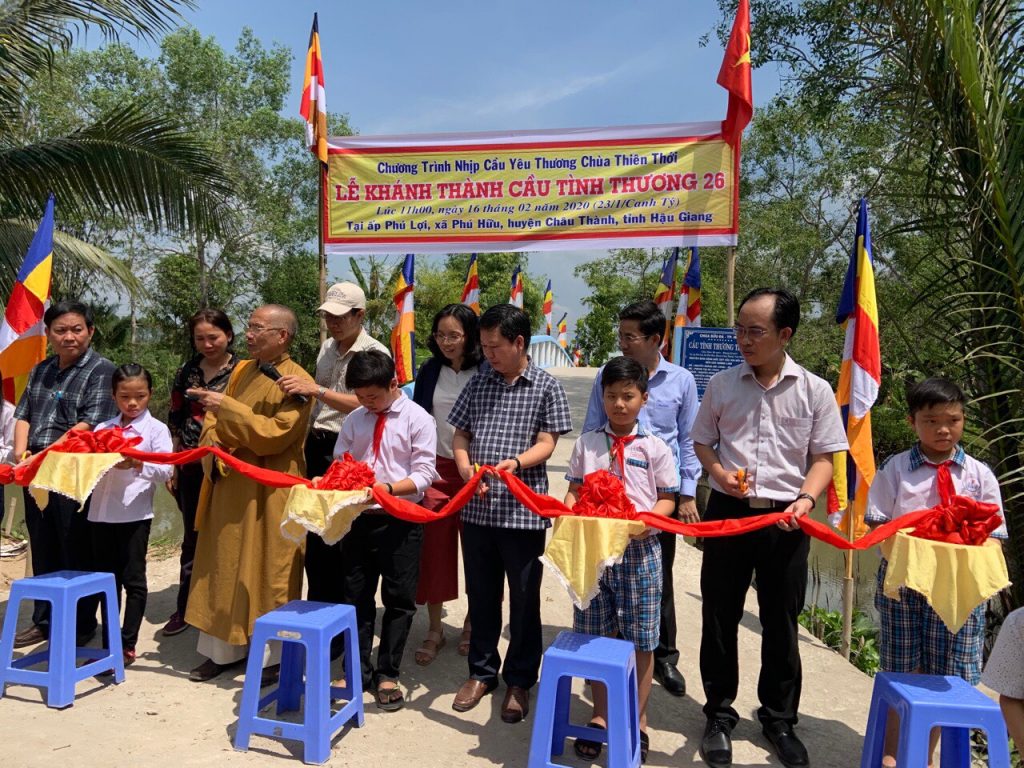 Hậu Giang: “Nhịp cầu yêu thương” tổ chức khánh thành cầu nông thôn và tặng quà cho người nghèo
