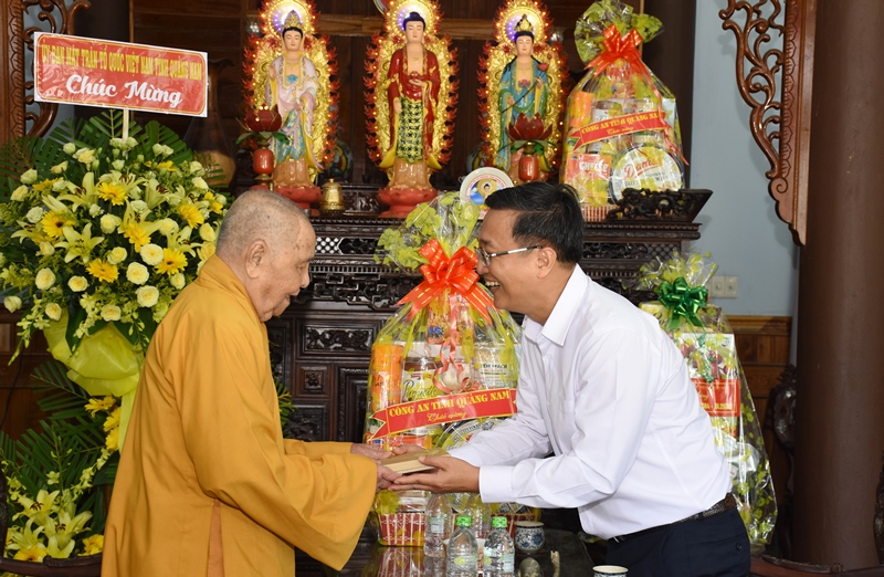 Quảng Nam: Đoàn UBMTTQVN và Công an tỉnh thăm, chúc mừng Phật đản Trưởng lão Hòa thượng Phó Pháp chủ Thích Thiện Duyên
