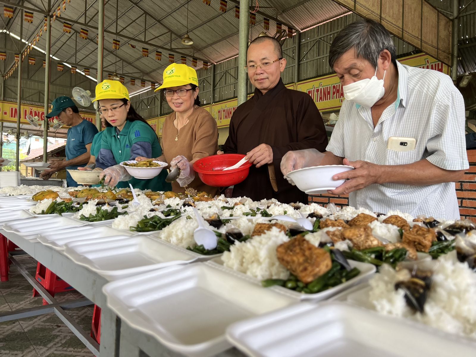 Đồng Nai: Chùa Trúc Lâm phát cơm từ thiện ấm áp nghĩa tình