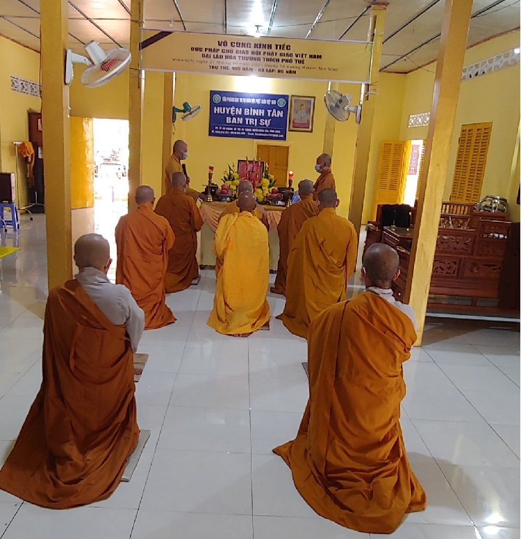 Vĩnh Long: Phật giáo huyện Bình Tân thành kính vọng bái tưởng niệm Đức Pháp Chủ GHPGVN
