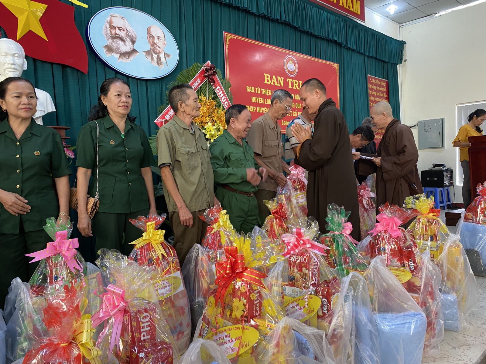 Long Thành: Tặng quà Tết cho Hội Cựu thanh niên xung phong