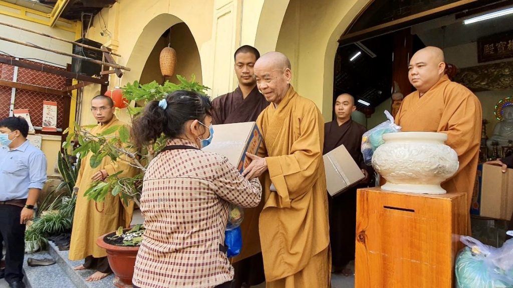 TP.HCM: Tổ đình Phú Long mừng Khánh đản và trao tặng quà cho đồng bào khó khăn
