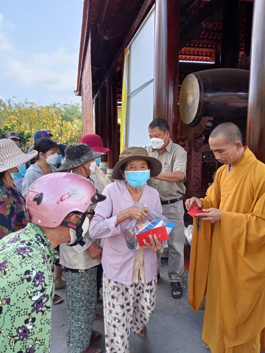 Đồng Nai: Chùa Hải Nghiêm trao tặng 100 phần quà Tết cho bà con khó khăn nhân dịp Tết Nguyên Đán