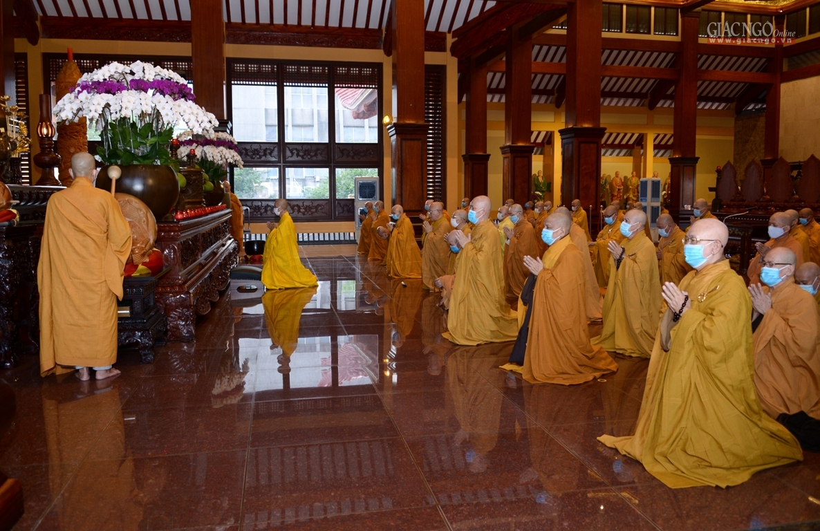 Chư Tăng thính giới, bố-tát tại Việt Nam Quốc Tự

