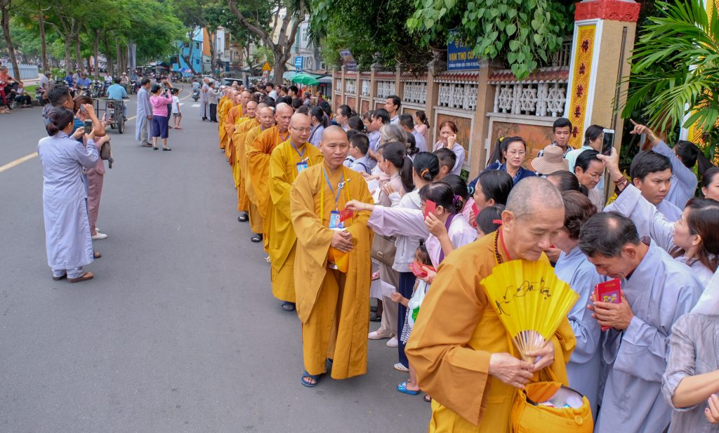 TP. HCM: Tổ đình Vạn Thọ tổ chức lễ sớt bát, dâng y cho chư Tăng Ni an cư
