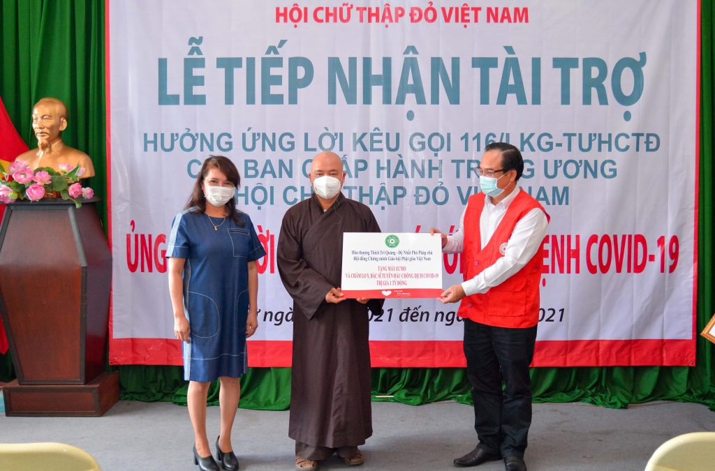 TP. HCM: Ban Từ thiện Xã hội Phật giáo Thành phố, nhóm Thiện nguyện “Chia sẻ – Sharing” trao tặng 3,3 tỷ đồng hỗ trợ tuyến đầu chống dịch
