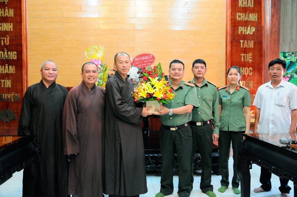 Kiên Giang: Công an TP.Rạch Giá chúc mừng TT. Thích Minh Nhẫn được bổ sung vào Ban Thường trực Hội đồng Trị sự
