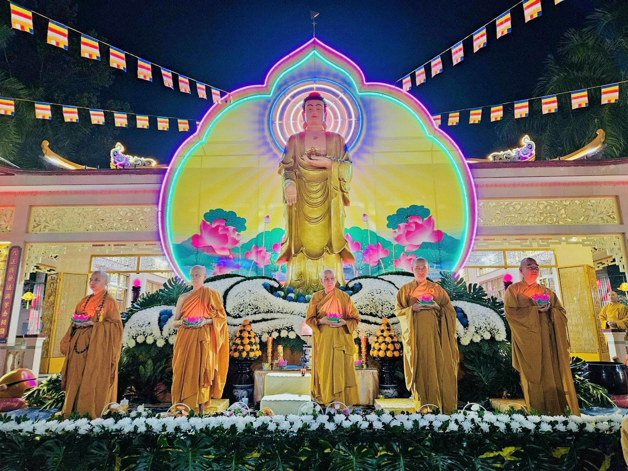 Long Thành: Chùa Long Phước Thọ tổ chức lễ Hoa đăng Khánh vía Đức Phật A Di Đà