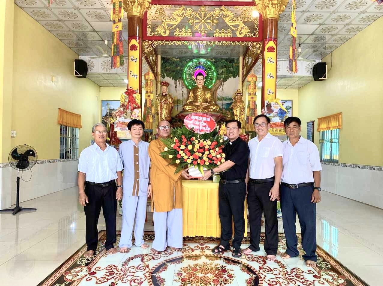 Long Thành: Đoàn giám mục giáo xứ Kim Sơn tới thăm và chúc mừng Đại Lễ Phật Đản tại chùa Pháp Hải
