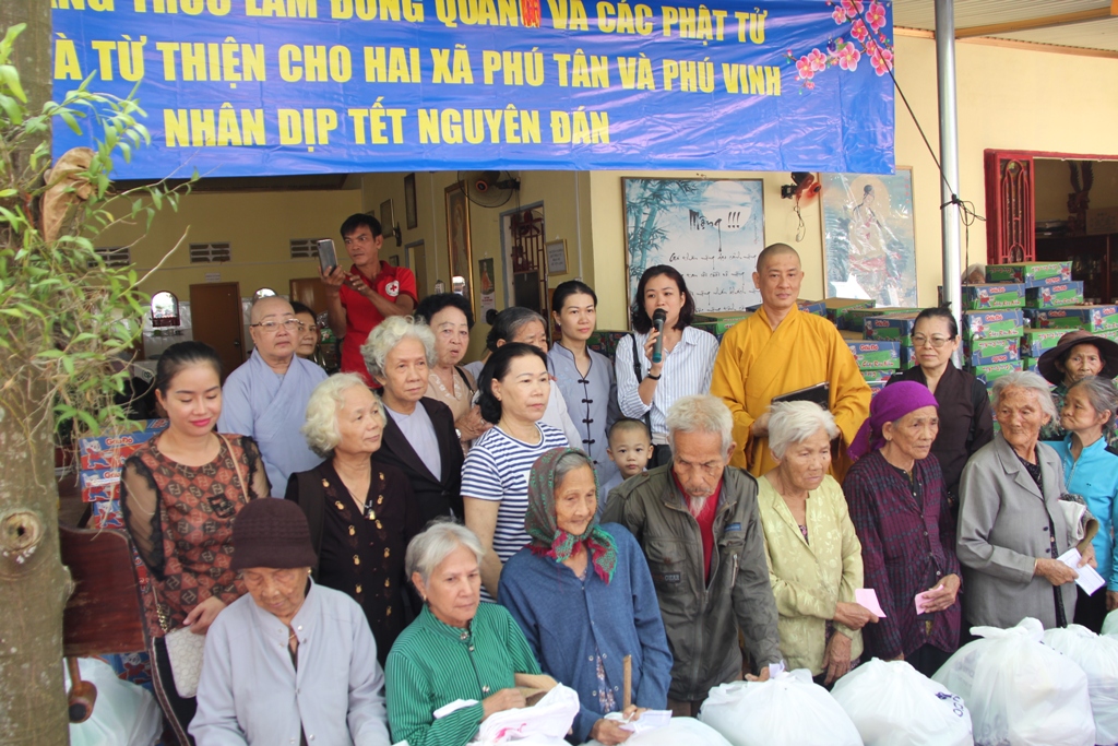 Định Quán: Đạo tràng Trúc Lâm Đông Quang tặng 300 phần quà cho các gia đình khó khăn