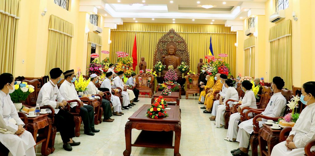 Bình Dương: Các tôn giáo bạn chúc mừng Đại lễ Phật đản đến Ban Trị sự tỉnh
