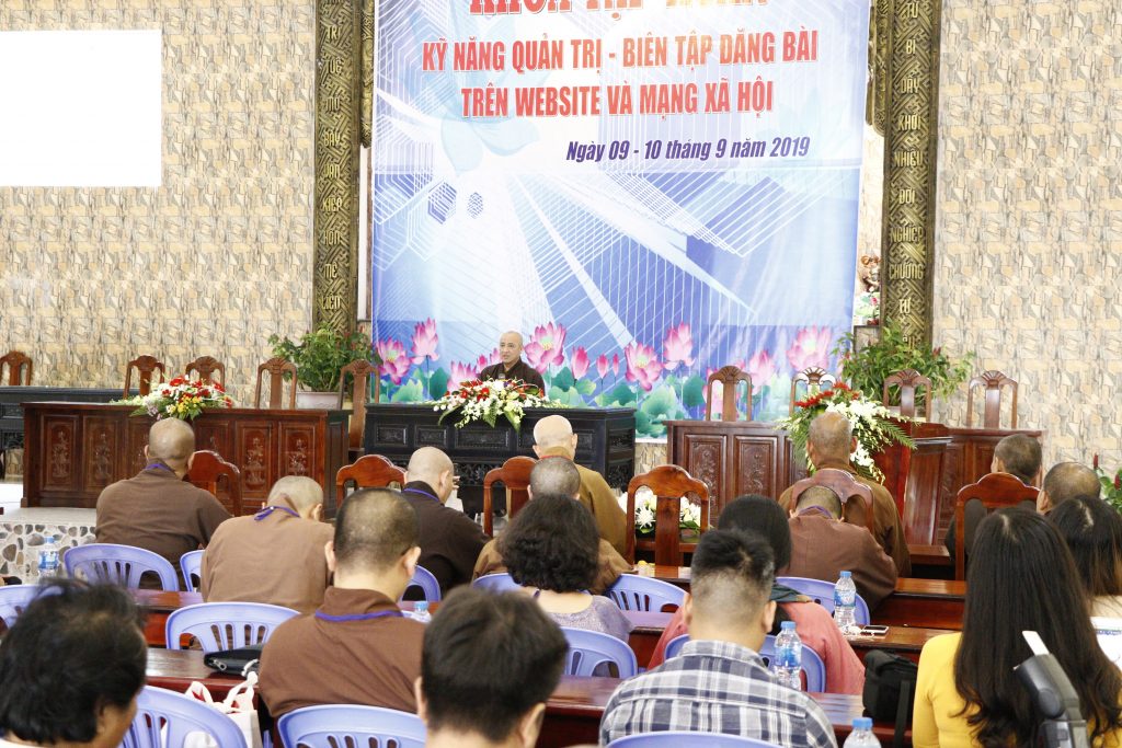 Kiên Giang: Hòa thượng Thích Huệ Thông thuyết giảng tại Khoá Tập huấn kỹ năng Quản trị – Biên tập đăng bài trên website và mạng xã hội
