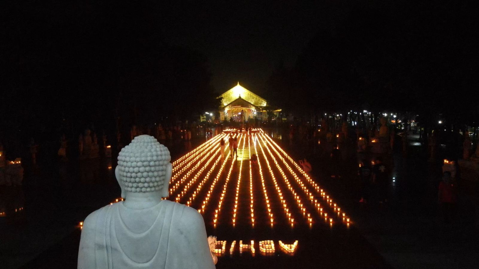 Biên Hòa: Thiền viện Phước Sơn trang nghiêm cúng đèn Rằm tháng tư cúng dường đức Phật đản sanh.
