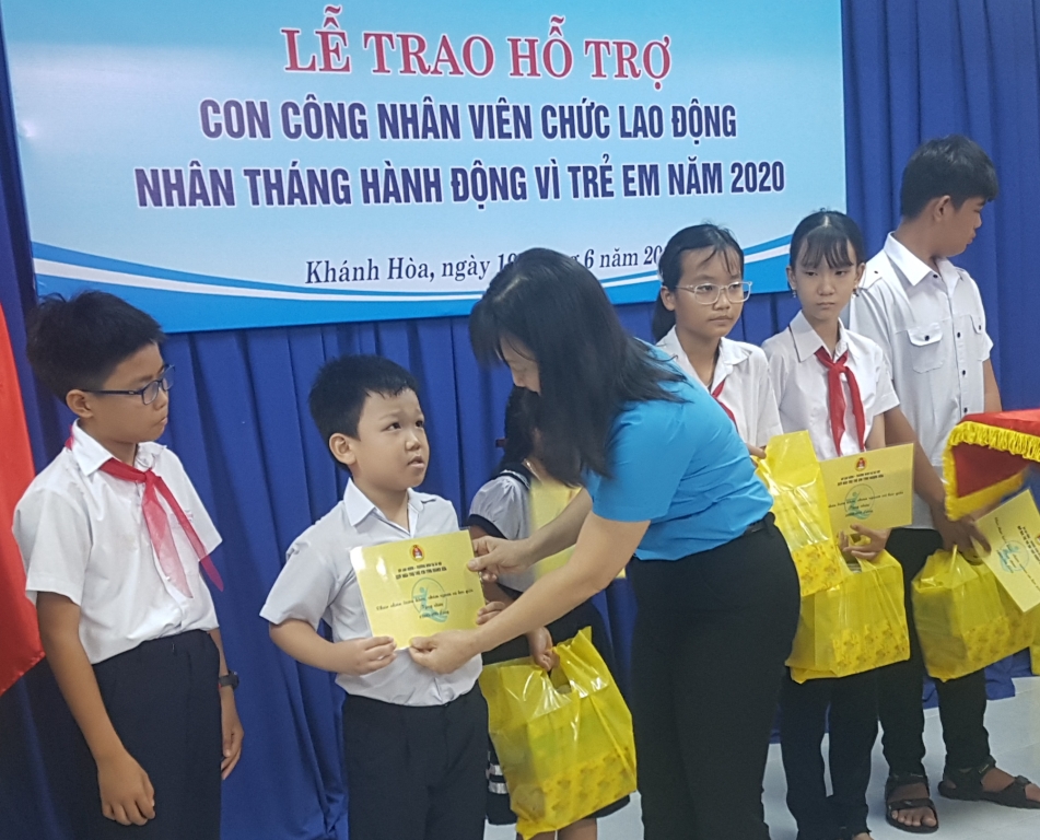 Lắp đặt “ATM gạo”, tặng quà cho học sinh

