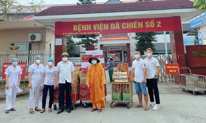 Bắc Ninh: Ni giới Hệ phái Khất sĩ chia sẻ yêu thương đến đội ngũ y bác sĩ và bệnh nhân tại vùng tâm dịch
