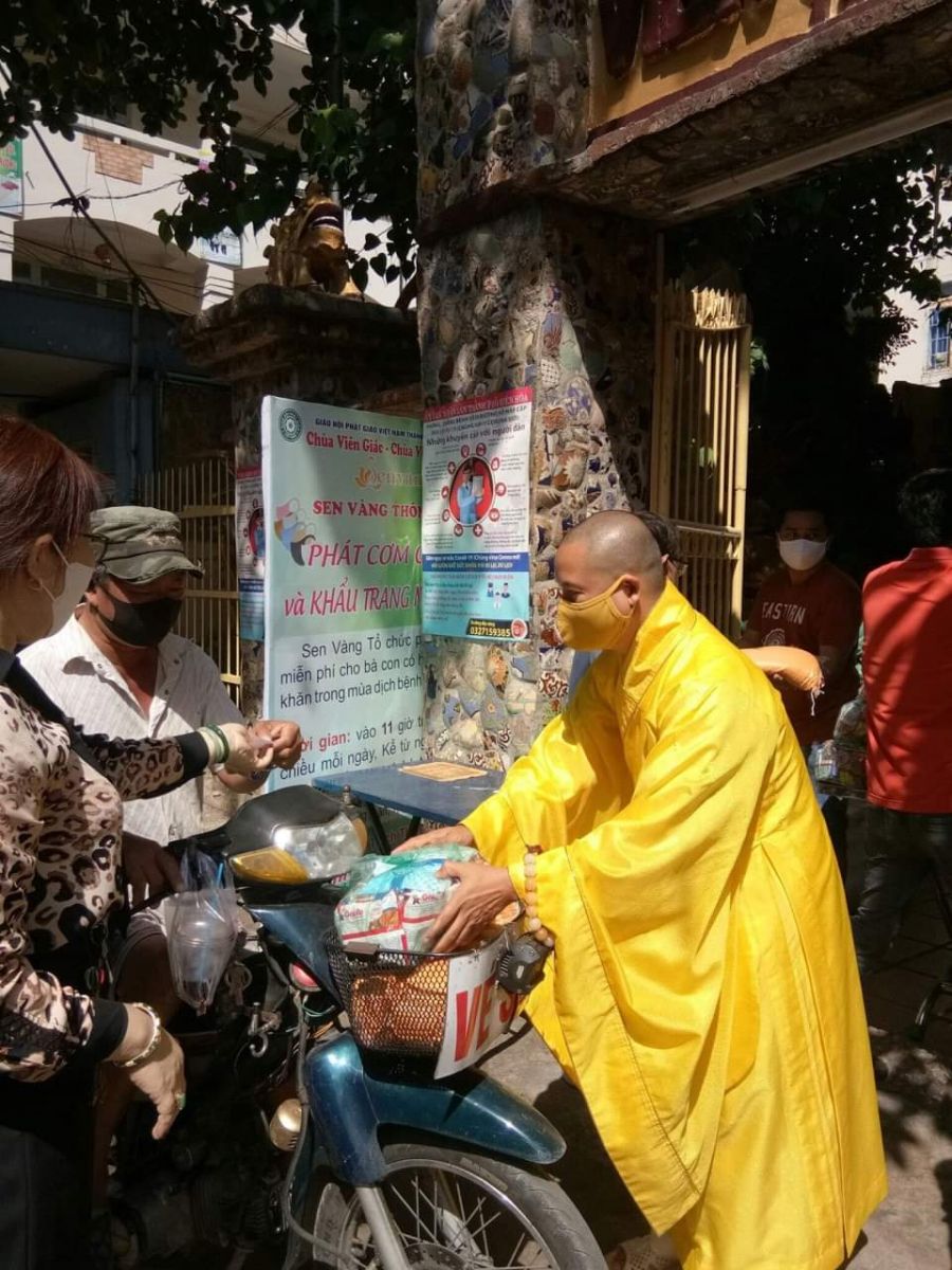 Biên Hòa: Ban Văn Hóa Phật Giáo Sen Vàng tặng quà cho bà con nghèo các phường trong thành phố