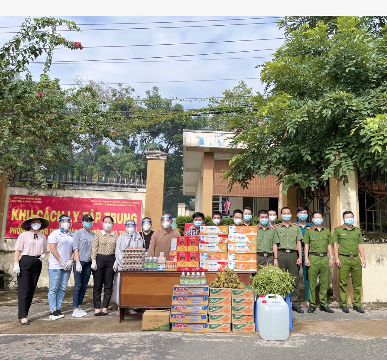 Đồng Nai: Tích cực tặng quà hỗ trợ người dân khu cách ly tập trung tại huyện Long Thành