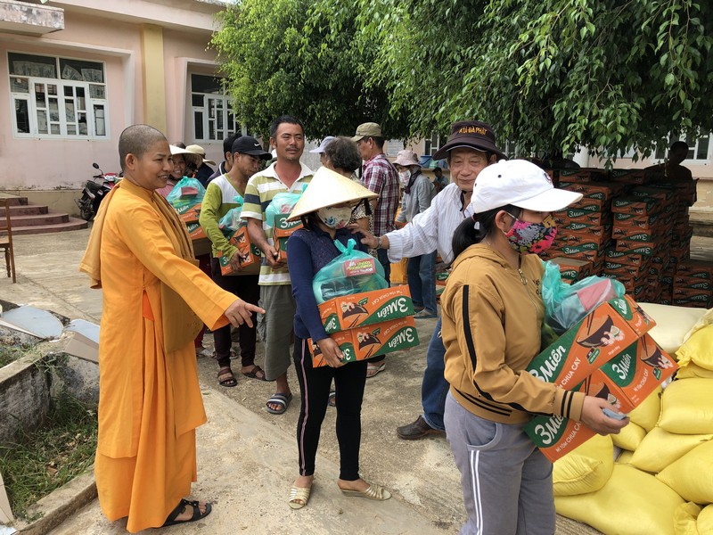 Bình Định: Các Tịnh xá và Đoàn Từ thiện Duyên Lành tặng quà cho bà con vùng sâu, vùng xa
