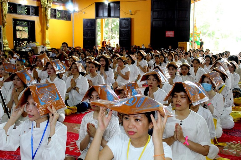 Đồng Nai: Lễ dâng y tắm mưa cúng dường chư Tăng tại thiền viện Phước Sơn
