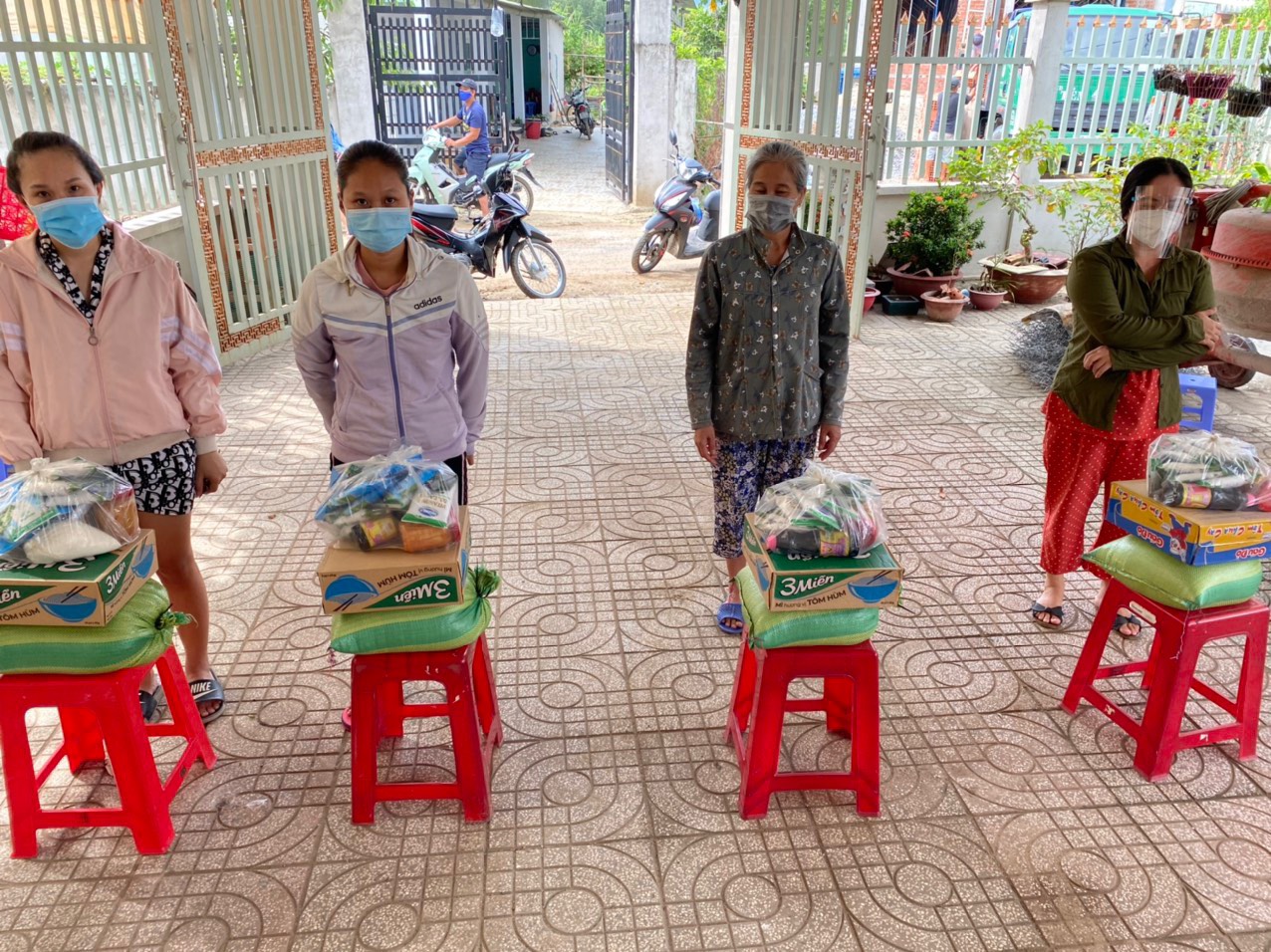 Đồng Nai: Thiền viện Thường Chiếu trao tặng hàng nghìn phần quà cho bà con khó khăn bởi dịch bệnh