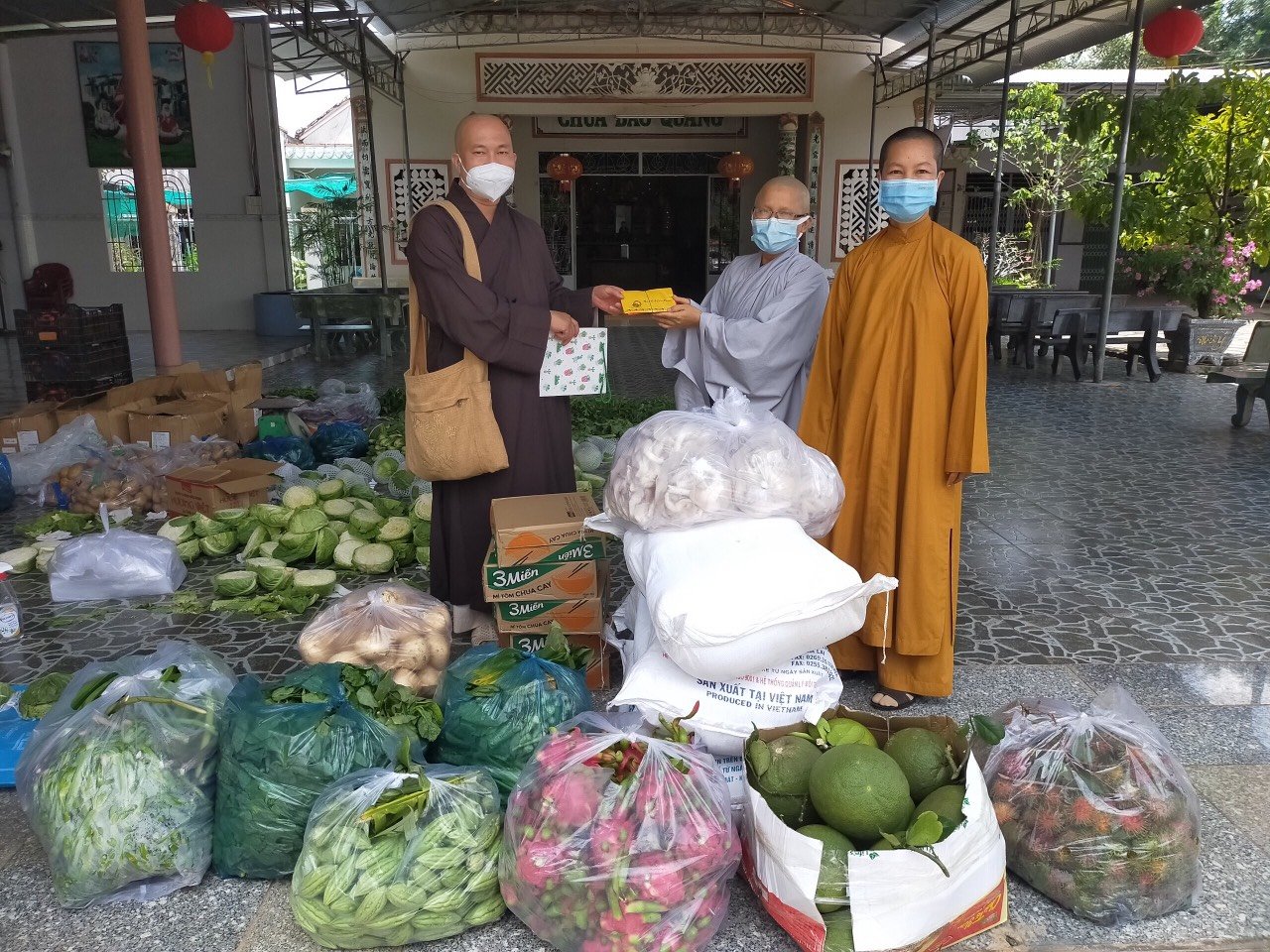 Đồng Nai: Phật giáo huyện Xuân Lộc trao tặng 170 phần quà cho các hộ dân bị phong toả xã Xuân Thọ