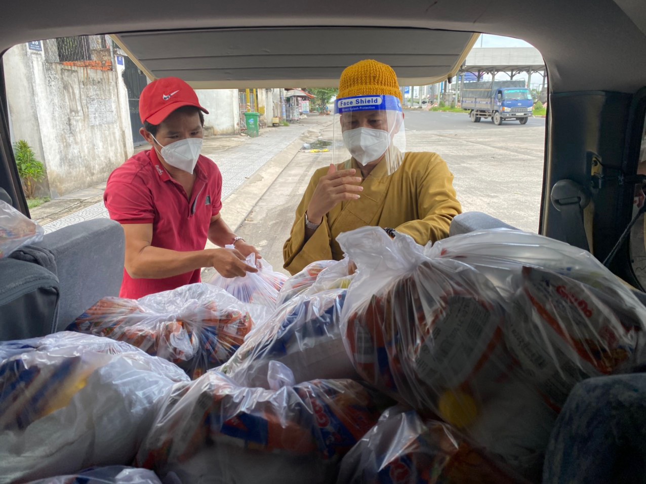 TP. HCM: Chùa Phước An (Đồng Nai) trao tặng 200 phần quà cho bà con có hoàn cảnh khó khăn do dịch COVID-19 tại thành phố
