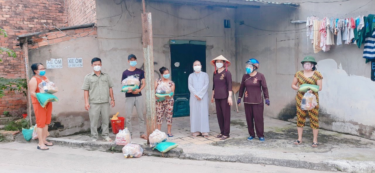 Biên Hòa: Sen Vàng Viên Giác phối hợp Đạo tràng Tân Phong trao tặng quà cho người dân gặp khó khăn