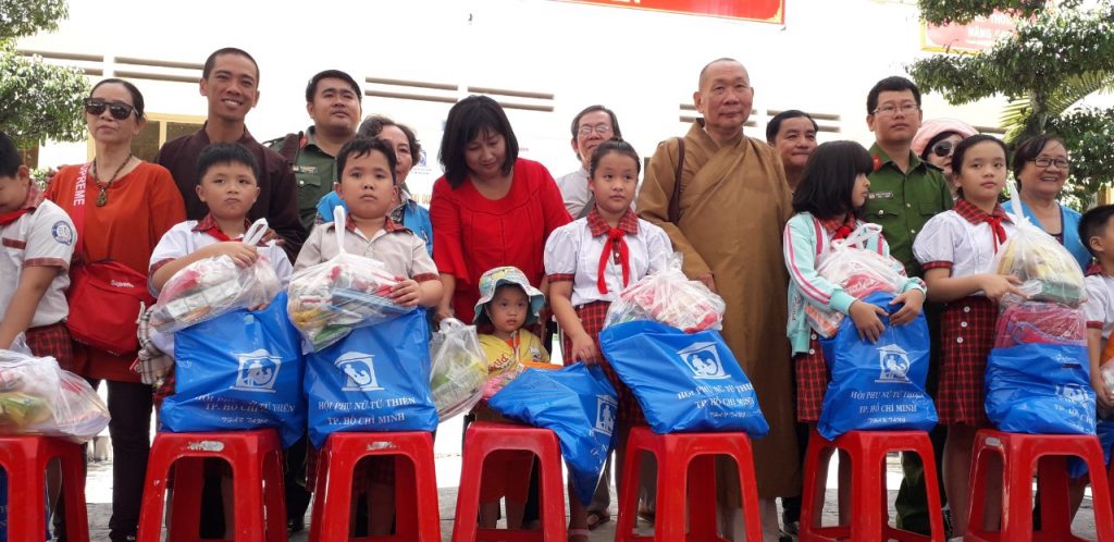 Đồng Nai: Chùa Huyền Trang (H.Nhà Bè, TP.HCM) tổ chức khám bệnh, phát thuốc và trao quà cho người nghèo tại huyện Nhơn Trạch
